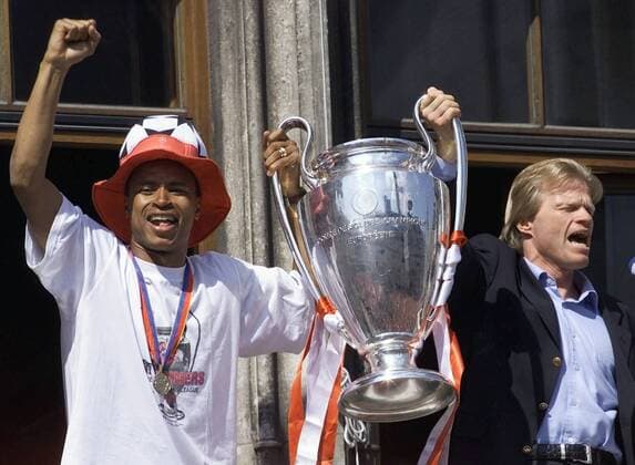 Fußball, FC Bayern München, Champions League Sieger 2001 FUSSBALL Champions League Finale: FC Bayern Muenchen - Valencia 24.05.2001 Paulo Sergio und Oliver Kahn praesentierten den Champions League Pott Pokal und feiern mit ihre Fans auf dem Muenchener Marienplatz. 