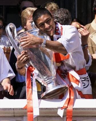 Fußball, FC Bayern München, Champions League Sieger 2001 FUSSBALL Champions League Finale: FC Bayern Muenchen - Valencia 24.05.2001 Giovane Elber praesentierten den Champions League Pott Pokal ; will ihn nicht mehr hergeben die FCB Fans feiern ihre grosse Mannschaft auf dem Muenchener Marienplatz. 