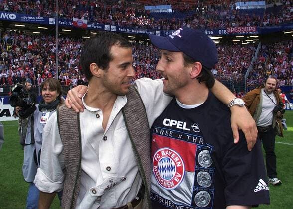 Fußball, FC Bayern München, Deutscher Meister 2001 Fussball 1. Bundesliga Hamburger SV vs. FC Bayern Muenchen von links: Mehmet Scholl und Jens Jeremies auf dem Rückweg aus der Bayern- Fahnkurve