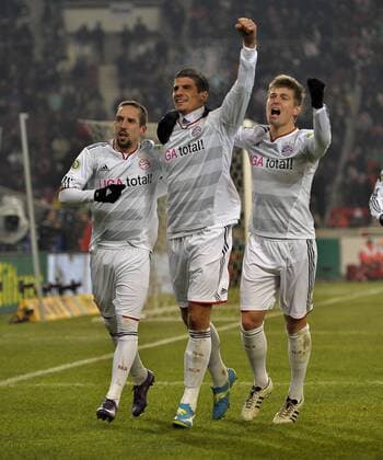 08.02.2012, Fussball DFB-Pokal 2011 2012, Viertelfinale, VfB Stuttgart - FC Bayern München, in der Mercedes-Benz-Arena Stuttgart. Torjubel Mario Gomez (mitte, München). v.li: Franck Ribery (München), Mario Gomez (München), Toni Kroos (Bayern München),