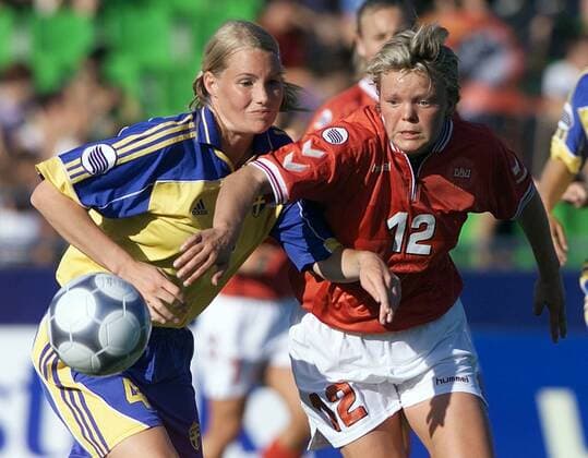 Fussball Europameisterschaft Frauen 2001 Halbfinale Daenemark vs. Schweden von links: Hanna Marklund (Swe) - Nadia Kjaeldgaard (Den)