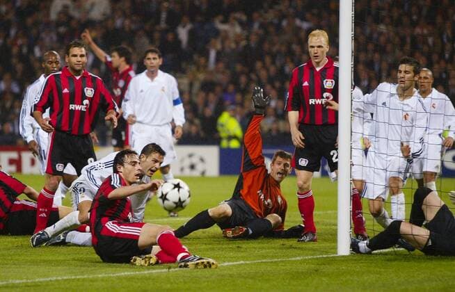 FUSSBALL Champions League Finale Glasgow 15.05.2002 im Hampden Park CF Real Madrid 2- 1 Bayer Leverkusen Dimitar Berbatov (Bayer,vorn li) vergibt kurz vor Ende eine große Chance; Ulf Kirsten (bayer) Fernando Murientes (Real) Bayer Torwart Hans-Joerg Butt; Carsten Ramelow (Bayer) und Francisco Pavo (Real) v.li) schauen zu