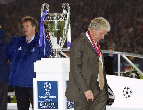 FUSSBALL Champions League Finale Glasgow 15.05.2002 im Hampden Park CF Real Madrid 2-1 Bayer Leverkusen Enttaeuschung Bayer : Trainer Klaus Toppmoeller geht am CHL Pokal vorbei