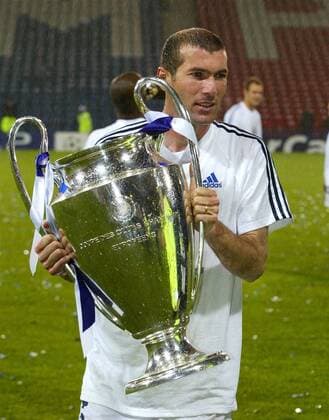 FUSSBALL Champions League Finale Glasgow 15.05.2002 im Hampden Park CF Real Madrid 2-1 Bayer Leverkusen JUBEL Real : Zinedine Zidane mit CHL Pokal