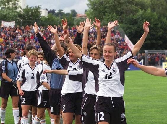 Fussball Frauen Europameisterschaft Endspiel in Ul Deutschland - Schweden 1 : 0 Jubel Deutschland rechts: Claudia Müller ( Schützin des Golden Goal )