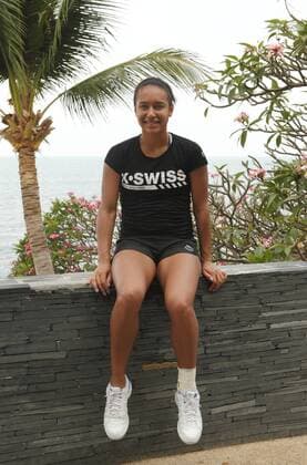 PTT Pattaya Open 2012,WTA Tennis Turnier, International Series, Dusit Resort in Pattaya,Thailand , Heather Watson (GBR) sitzt auf einer Mauer mit Palmen im Hintergrund, ,Hochformat,
