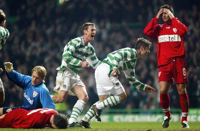 Fussball Uefa Cup Hinspiel Achtelfinale Celtic Glasgow - VFB Stuttgart von links: Timo Hildebarnd ( VFB ) Steffen Dangelmayr ( VFB ) ???? Torschütze zum 2 : 1 Shaun Maloney Fernando Meira ( VFB )