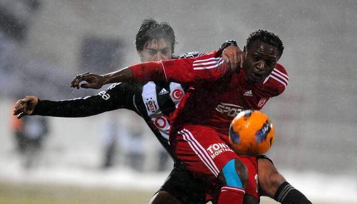Turkey sportoto superleague football match between Sivasspor and Besiktas at 4 eylul stadium in Sivas. 09.02.2012 Match Scored: Sivasspor 1 - Besiktas 1 Pictured: Michael Eneramo of Sivasspor and Ibrahim Toraman of Besiktas. 