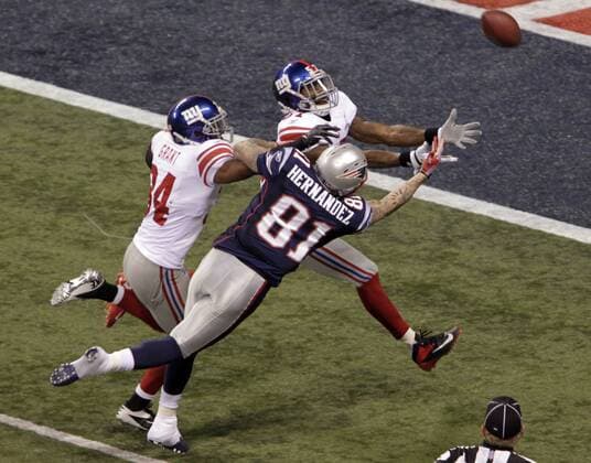 05FEBRUARY2012: New England Patriots running back Danny Woodhead (C) scores a touchdown against the New York Giants Michael Boley (59) and Kenny Phillips in the second quarter at the NFL American Football Herren USA Super Bowl XLVI football game in Indianapolis, Indiana. NFL American Football Herren USA FEB 05 Super Bowl XLVI - Giants v Patriots Icon438020512074 EDITORIAL USE ONLY