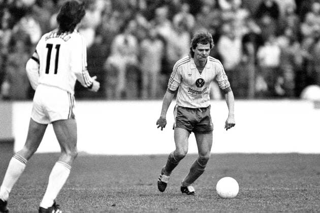 Aus 1.BL Saison 1982 1983 Eintracht Braunschweig (dunkle Hose) gegen Arminia Bielefeld 3:0 am 29.01.1983. Im Foto: Am Ball BS Spieler Lutz Eigendorf - li. Ewald Lienen 11