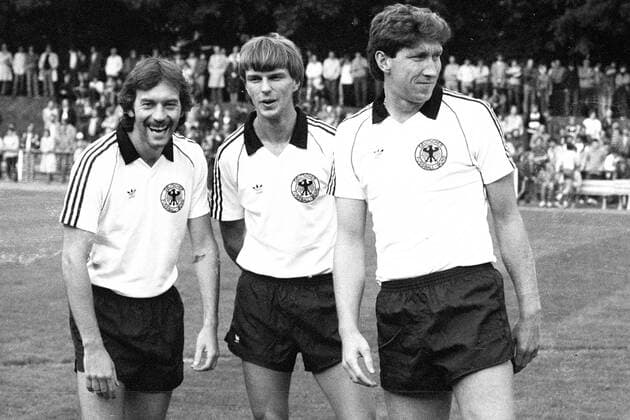 DFB Trainingslager - Hier beim Testspiel gegen eine Süd-Niedersachsenauswahl in Einbeck am 06.07.1985 - R-L - Dieter Schatzschneider, Manfred Bockenfeld und Jürgen Groh (alle BR Deutschland)