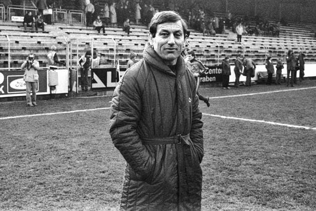 Aus 2. BL Saison 1982 1983 VfL Osnabrück (dunkle Hose) gegen den FC Augsburg 2:0 am 22.01.1983. Im Foto: FC Trainer Hannes Baldauf.