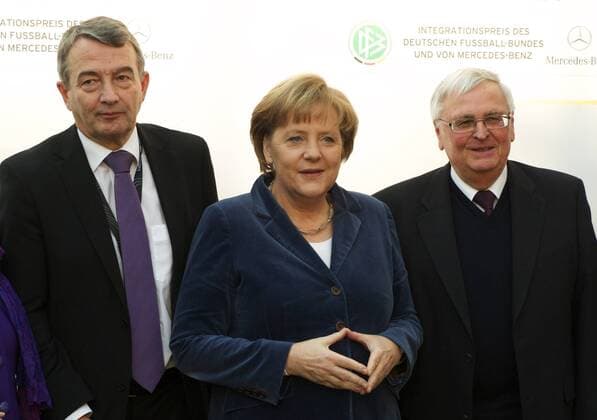 Fussball Berlin 10.02.2012 Mercedes Benz - Deutscher Fussball Bund (DFB) Verleihung des Integrationspreises vlnr.: Wolfgang Niersbach General Secretary of the German football association (DFB), German Chancellor Angela Merkel, Theo Zwanziger, president of the German football association (DFB),