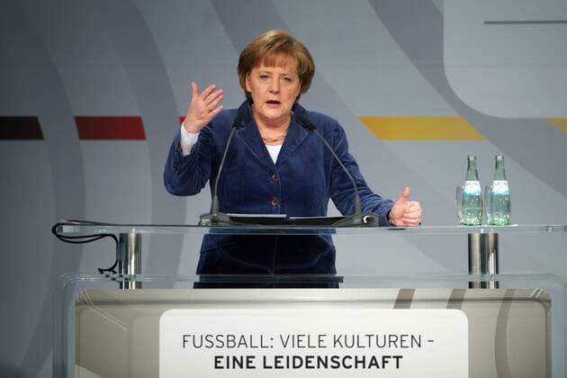 Fussball Berlin 10.02.2012 Mercedes Benz - Deutscher Fussball Bund (DFB) Verleihung des Integrationspreises Angela Merkel (Bundeskanzlerin)