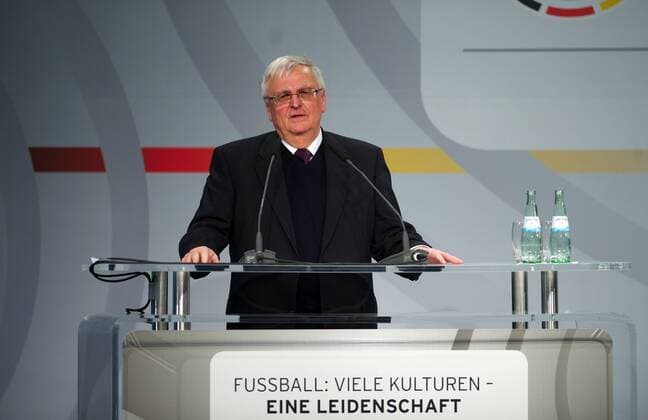 Fussball Berlin 10.02.2012 Mercedes Benz - Deutscher Fussball Bund (DFB) Verleihung des Integrationspreises Theo Zwanziger (DFB Präsident)
