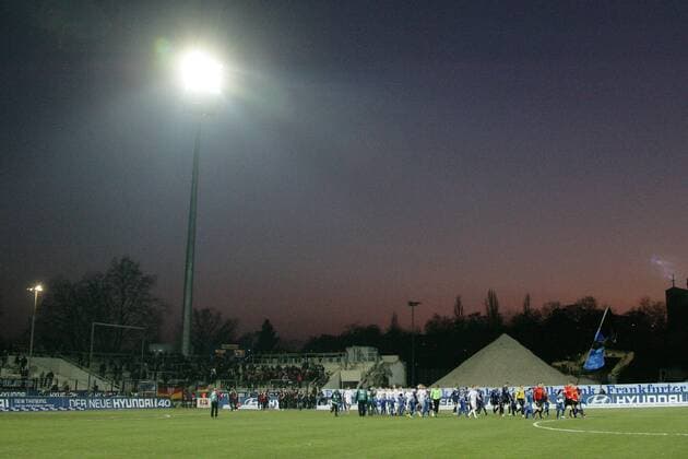 Fußball, Stadiongeschichte FSV Frankfurt Fußball, 2. Bundesliga, 21. Spieltag: FSV Frankfurt im Frankfurter Volksbank Stadion in Frankfurt am Main. Die Haupttribüne (Hintergrund) ist für den Umbau des Stadions abgerissen.