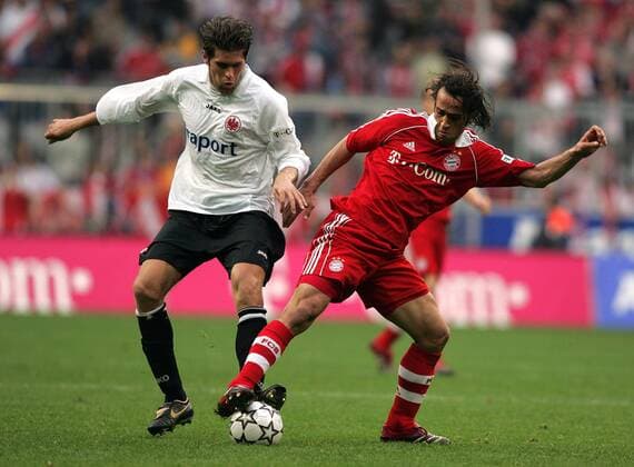 Fussball Herren 1. Bundesliga FC Bayern München - Eintracht Frankfurt : v.l. Benjamin Huggel (Frankfurt) , Ali Karimi (Bayern)