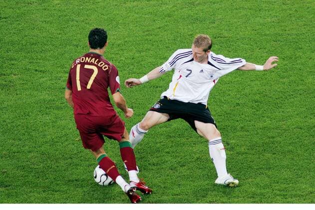 Fussball Herren FIFA WM Weltmeisterschaft 2006 Deutschland - Portugal : Cristiano Ronaldo ( POR ) Bastian Schweinsteiger
