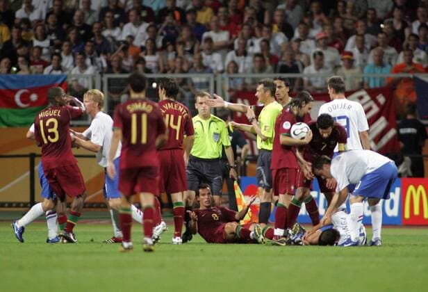 Fussball Herren FIFA WM Weltmeisterschaft 2006 Portugal - Niederlande : Rudel Rudelbildung