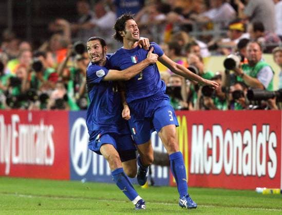 Fussball Herren FIFA WM Weltmeisterschaft 2006 Deutschland - Italien: Jubel nach dem 1:0 für Italien. v.l. Gianluca Zambrotta,Torschütze Fabio Grosso (ITA)