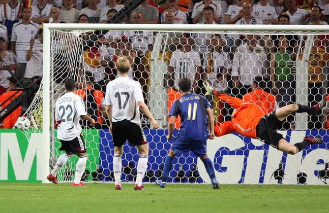 Fussball Herren FIFA WM Weltmeisterschaft 2006 Deutschland - Italien: Tor zum 1:0 für Italien. Torschütze Fabio Grosso (ITA)