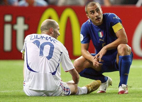 Fussball Herren FIFA WM Weltmeisterschaft 2006 Italien - Frankreich: v.l. Zinedine Zidane (FRA), Fabio Cannavaro (ITA)