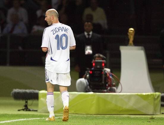 Fussball Herren FIFA WM Weltmeisterschaft 2006 Italien - Frankreich: v.l. Zinedine Zidane verlässt den Platz nach seiner roten Karte. rechts der Pokal