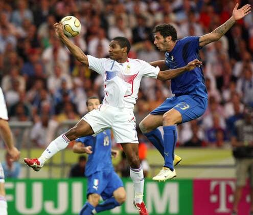 Fussball Herren FIFA WM Weltmeisterschaft 2006 Italien - Frankreich: v.l. Florent Madoula (FRA), Marco Materazzi (ITA)