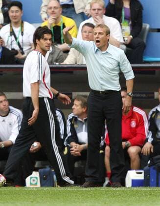 Fussball Herren FIFA WM Weltmeisterschaft 2006 Deutschland - Costa Rica: v.l. Michael Ballack, Trainer Jürgen Klinsmann