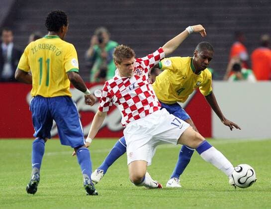 Fussball Herren FIFA WM Weltmeisterschaft 2006 Brasilien - Kroatien : v.l. Ze Roberto (Brasilien), Ivan Klasnic (CRO), Juan (BRA)