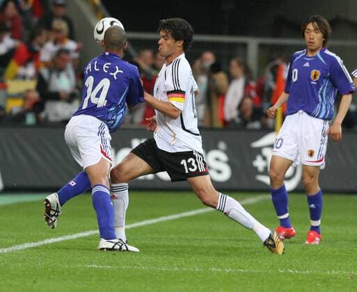 Fussball Weltmeisterschaft FIFA WM 2006 Freundschaftsspiel, Vorbereitungsspiel in Leverkusen Deutschland - Japan: v.l. Alex Santos (J), Michael Ballack (D)