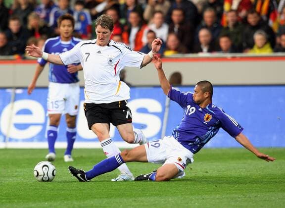 Fussball Weltmeisterschaft FIFA WM 2006 Freundschaftsspiel, Vorbereitungsspiel in Leverkusen Deutschland - Japan: Bastian Schweinsteiger (Deutschland), Keisuke Tsuboi