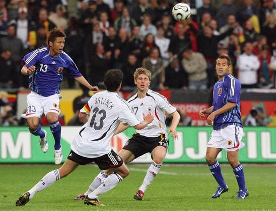 Fussball Weltmeisterschaft FIFA WM 2006 Freundschaftsspiel, Vorbereitungsspiel in Leverkusen Deutschland - Japan: Atsushi Yanagisawa, Michael Ballack, Per Mertesacker (Deutschland), Naohiro Takahara