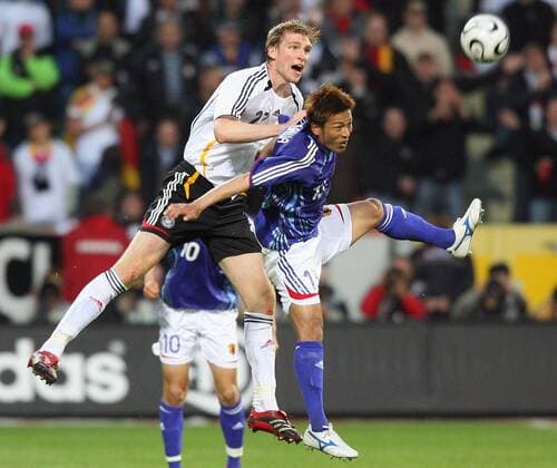 Fussball Weltmeisterschaft FIFA WM 2006 Freundschaftsspiel, Vorbereitungsspiel in Leverkusen Deutschland - Japan: Per Mertesacker (Deutschland), Atsushi Yanagisawa
