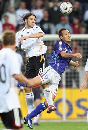 Fussball Weltmeisterschaft FIFA WM 2006 Freundschaftsspiel, Vorbereitungsspiel in Leverkusen Deutschland - Japan: Torsten Frings (Deutschland), Naohiro Takahara