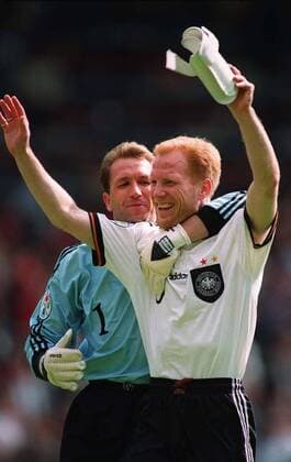 Fussball EM Euro Europameisterschaft 1996 Deutschland - Kroatien MATTHIAS SAMMER & ANDREAS KÖPKE CELEBRATE THE GERMAN VICTORY. EURO 96 QUARTER FINAL, GERMANY v CROATIA, OLD TRAFFORD, MANCHESTER, 23 6 96 {