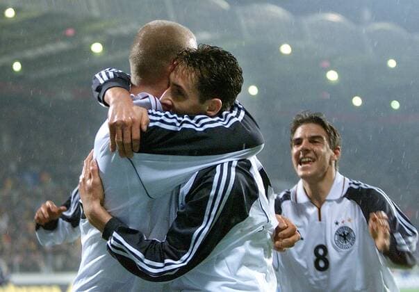 Fussball Laenderspiel WM-Qualifikation Deutschland - Albanien Jubel nach dem 2:1 von links: Carsten Jancker - Miroslav Klose - Sebastian Deisler