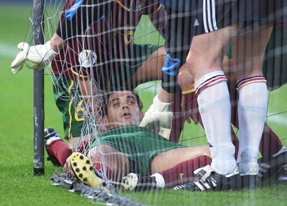 Fussball Europameisterschaft EURO 2000 Deutschland - Portugal in Rotterdam Sérgio Conceicao bleibt nach seinem Tor zum 1:0 bewußtlos im Tor liegen