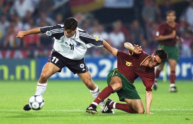 Fussball Europameisterschaft EURO 2000 Deutschland - Portugal in Rotterdam Paulo Rink gegen Beto