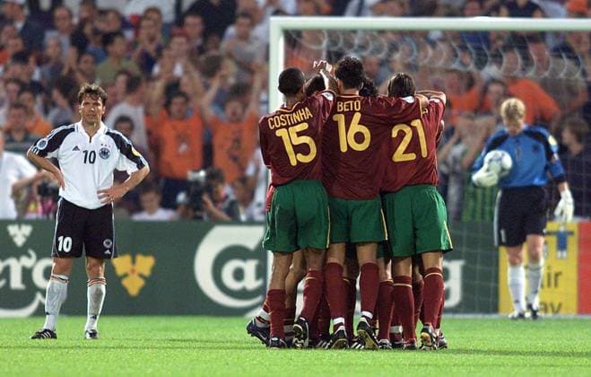 Fussball Europameisterschaft EURO 2000 Deutschland - Portugal in Rotterdam Ratlos schaut Lothar Matthäus (links) zu wie Portugal jubelt. Oliver Kahn (rechts)
