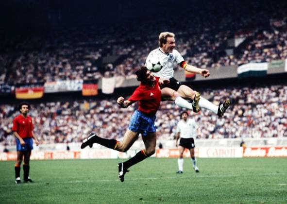 Fussball EM Europameisterschaft Euro 84 1984 Deutschland - Spanien :von links: Antonio Camacho ( Spanien ) Karl-Heinz Rummenigge ( Deut ) {