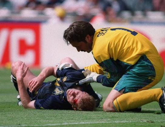 Fussball EM Euro Europameisterschaft 1996 England -Schottland DAVID SEAMAN - ENGLAND TENDS THE INJURED GORDON DURIE - SCOTLAND. EURO96, HOLLAND v SCOTLAND, 10 6 96 {