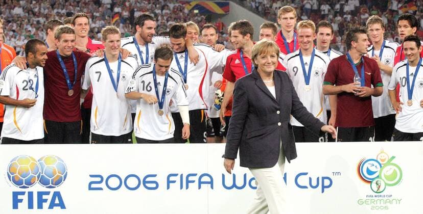 Fussball Herren FIFA WM Weltmeisterschaft 2006 Deutschland - Portugal : Sieger GER im Spiel um Platz 3 , Abschlußfeier : vorn Kanzlerin Angela Merkel