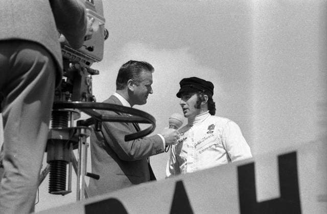 Jackie Stewart (Schottland BRM, re.) im Interview