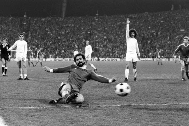 Gerd Müller (Bayern) beim Torschuss, dahinter reklamiert Paul Breitner (FC Bayern) FC Bayern München - Real Madrid 2:0