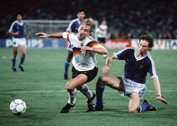Fussball WM Weltmeisterschaft in Italien 1990 Finale Endspiel Deutschland - Argentinien Foul an Rudi Völler ( links Deutschland ) führt zum entscheidenden 11 m ( Elfmeter )