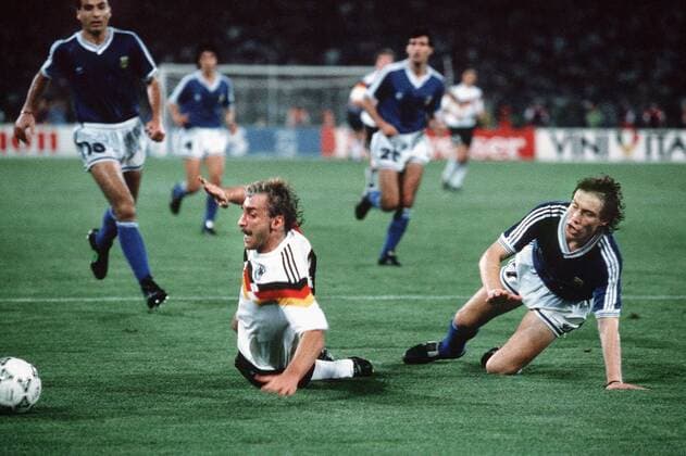 Fussball WM Weltmeisterschaft in Italien 1990 Finale Endspiel Deutschland - Argentinien Foul an Rudi Völler ( Mitte Deutschland ) führt zum entscheidenden 11 M ( Elfmeter )