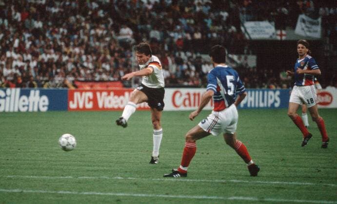 Fussball WM Weltmeisterschaft 1990 in Italien Deutschland - Jugoslawien ( 4 : 1 ) in Mailand links Lothar Matthäus Deutschland BRD