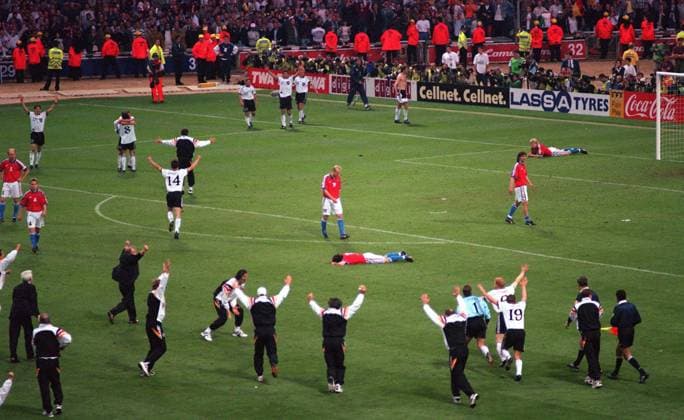 Fußball, EM Finale 1996 in London, Deutschland - Tschechien 2:1 n.V. Fussball EM Euro Europameisterschaft 1996 Finale Endspiel Deutschland - Tschechien GERMANY S GOLDEN GOAL - GERMANY JOY AS REFEREE PIERLUIGI PAIRETTO & HIS LINESMAN (RIGHT) AWARD THE GOAL. CZECH REPUBLIC 1 GERMANY 2, EURO 96 FINAL, WEMBLEY, 30 6 1996 {