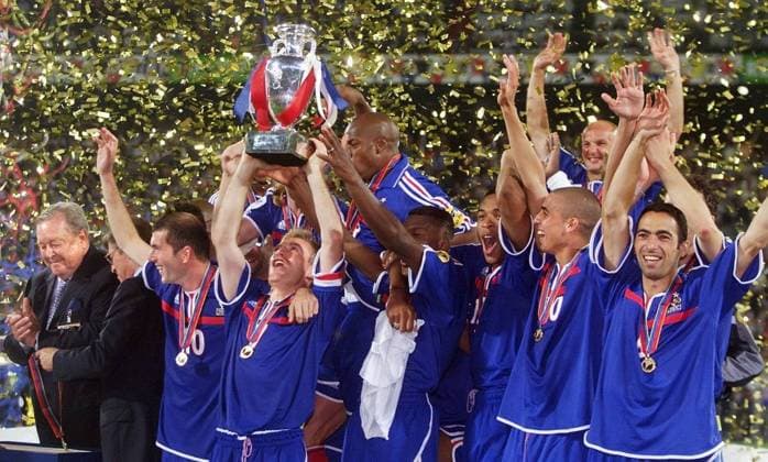 Fußball, EM Finale 2000 in Rotterdam, Frankreich - Italien 2-1 n.V. Fussball Europameisterschaft EURO 2000 Finale Endspiel Frankreich - Italien in Rotterdam Siegerehrung Europameister Frankreich Didier Deschamps mit Pokal